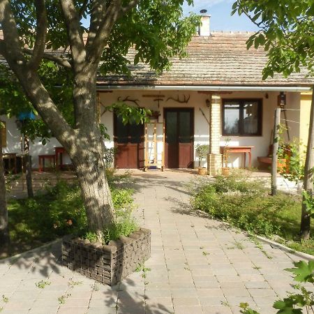 Flora Vendeghaz Tass Hotel Ngoại thất bức ảnh