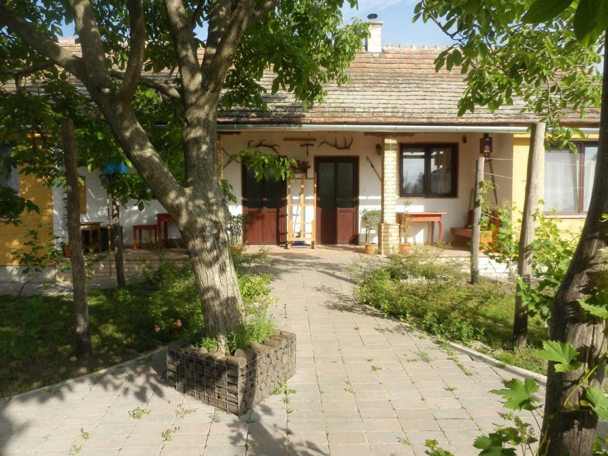 Flora Vendeghaz Tass Hotel Ngoại thất bức ảnh